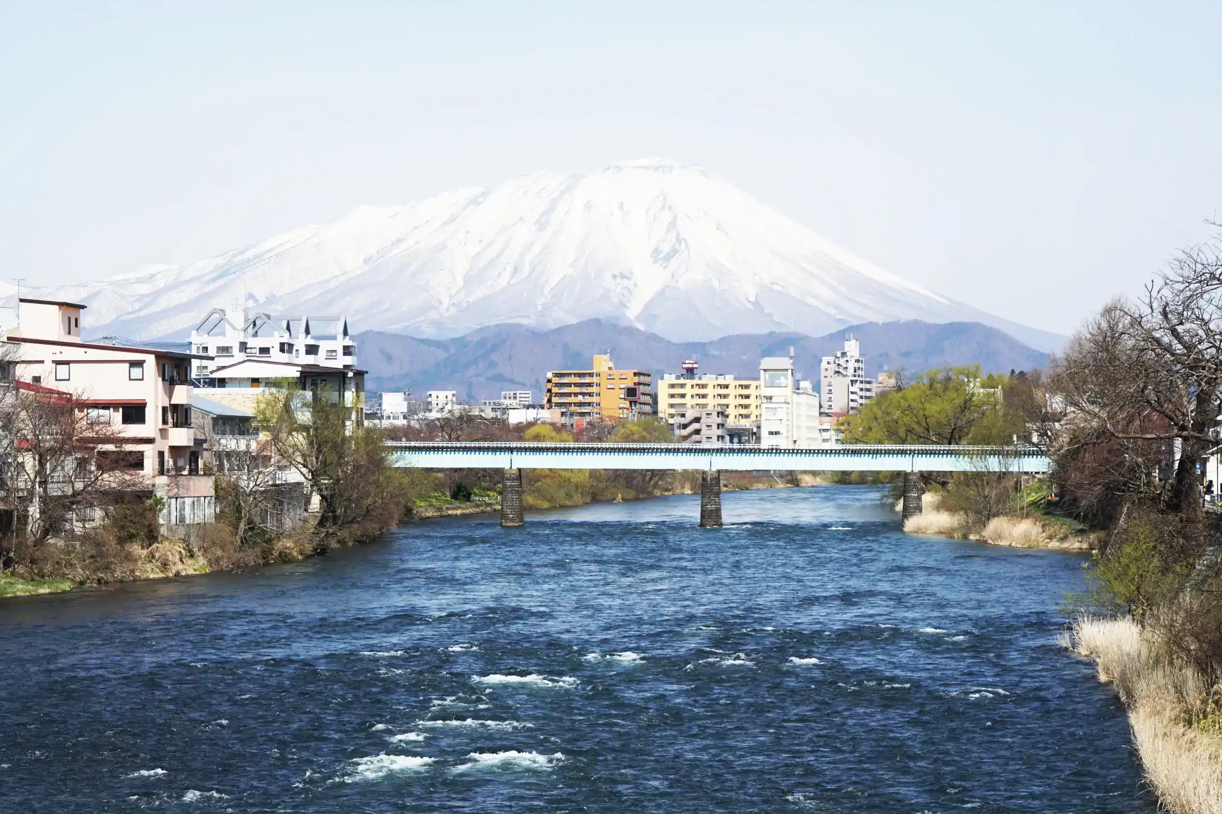 メインビジュアル・岩手山と北上川の写真